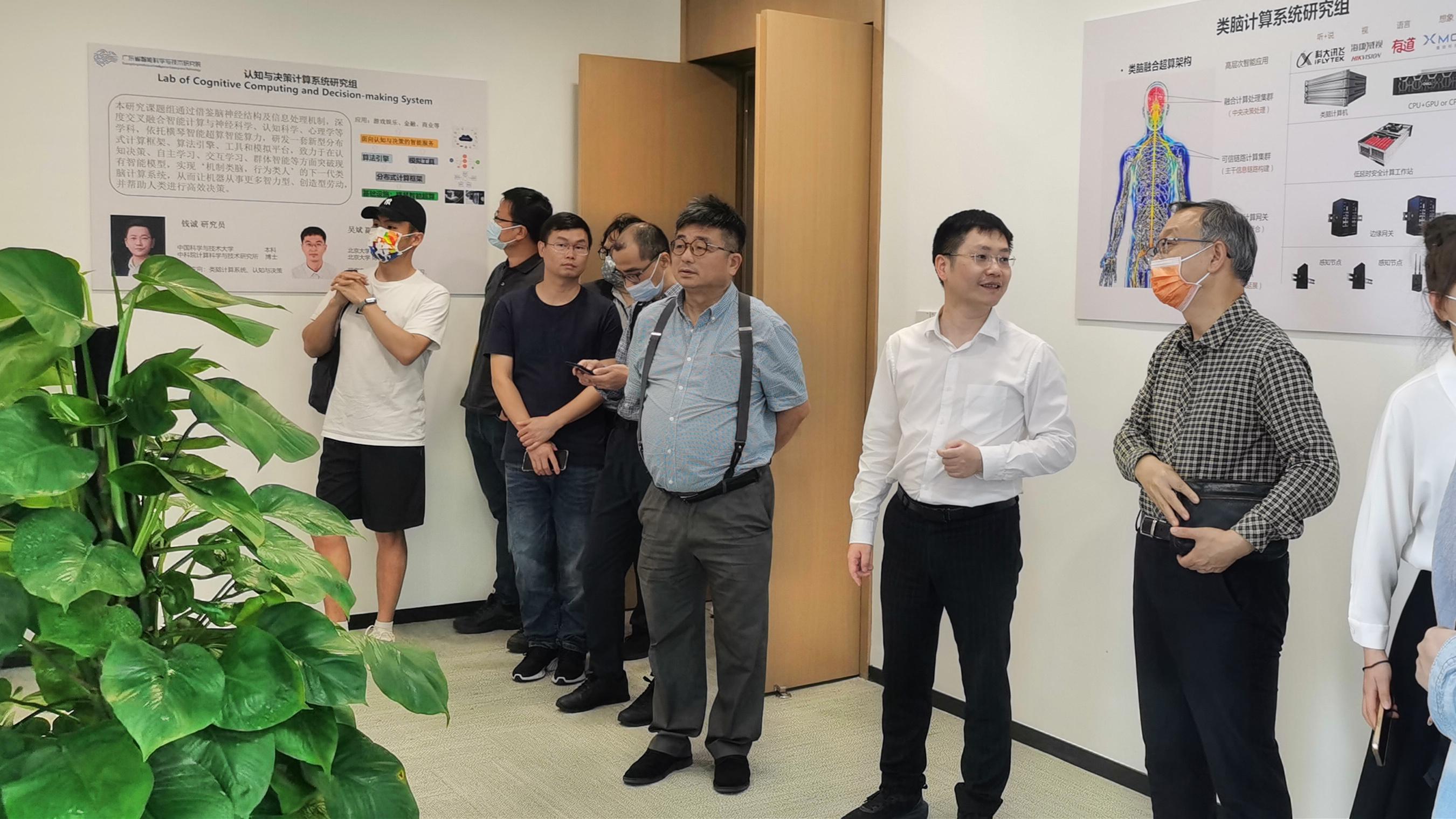 澳科大藥學(xué)院院長朱依諄教授及計算機科學(xué)與工程學(xué)院助理院長李建慶教授率隊來訪